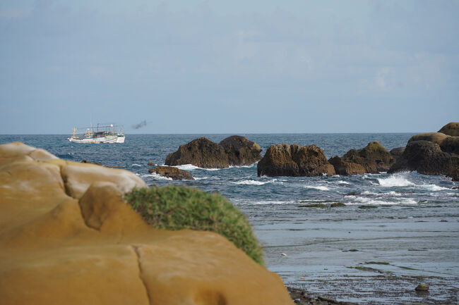 岩だらけと思ふけど、漁船出てますね。