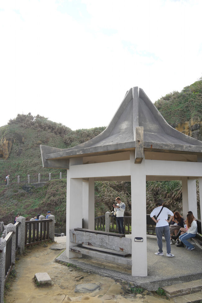 記念撮影に勤しむ人多いけど、けっこ、足を止めて海や奇岩眺めてる人達も。<br /><br />https://youtu.be/HgTUoqmKeIQ?si=nak7YLzVbZ8qpkZ4