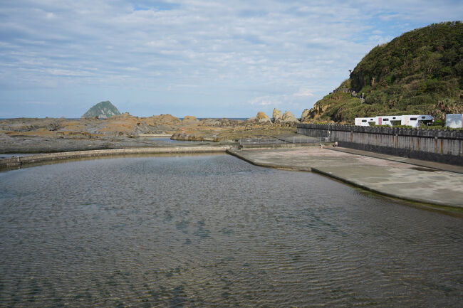キャンプ場横通って、ここはプールかね？お休みみたいやけど。