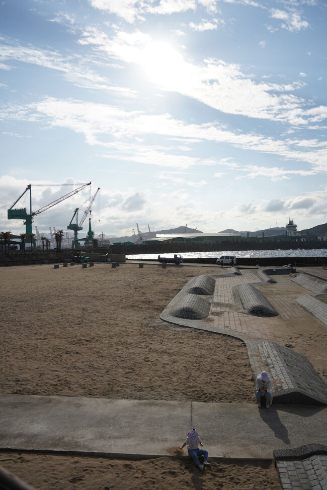 砂場の向こうにゃ、眩しいお天道様とキリンさん。港湾都市やねぇ。