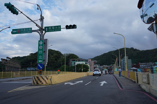 橋の向こうにチラッと見えて来ました。