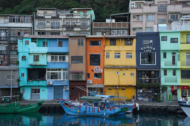建物は…カフェとかカフェとか…<br /><br />んでも、向こうからこっち眺めても、あんまりオモチロい景色でない気がするけれど。