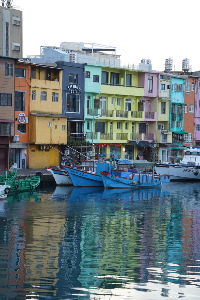 漁港やから、静かな入江に映る色とりどり。