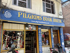 3度目のネパールで初めて気がついた本屋さん

タメル地区のChaksibari Marg通りにあります。書籍の品揃えが素晴らしいだけでなく、欲しかったネパール民族音楽のCDでセール価格で山積みしてあったので、希望の品が安くで手に入りました