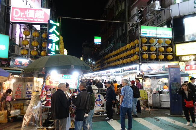 少しウトウトしてたら、宿の前の汽車站。慌てて下車です。そのまま啤酒買いに行って、ちょっと休んだら夜市の時間ですね。