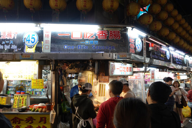 一回りして、今夜の買い物決めました。先ずは43-1、一口吃香腸。一つ8NT$やから、五つがキリがえぇかな。