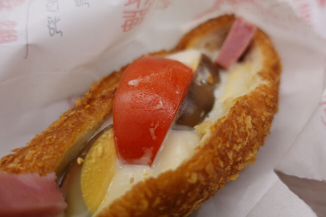 みっちりマヨネーズ？に、滷蛋と香腸でしょか？蕃茄が嬉しいところ。
