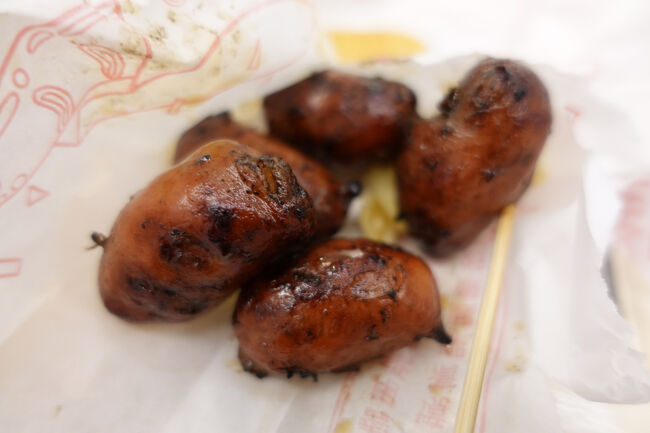 おつまみも殿には一口吃香腸。これ、なんだかすごい味が濃いのね。食べ歩き用と思ふけれど、啤酒無しではしんどそう…