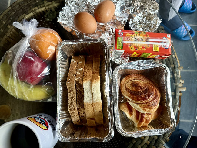 7:00からの朝食ブッフェでは間に合わないため、前日フロントでお願いして 6:30朝食ボックスをフロントでもらい部屋でいただく、またポカラに来ることがあったら3度目の利用をしたいホテルでした<br />