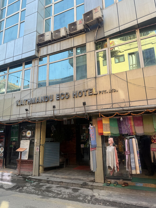 結局9:55タクシーでKATHMANDU ECO HOTEL 着、着くなりフロントのお兄さんが「ちゃんと連絡しただろう」的に言ってましたが、「帰りはちゃんと送ってあげるよ」ということでチェックイン、ダブルの部屋になってましたがツインに変えてもらえました