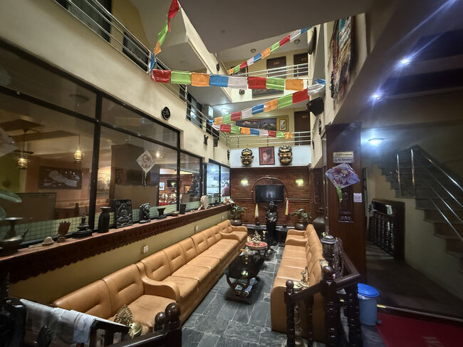 ネパール感のあるロビーでウェルカムティーをいただきました