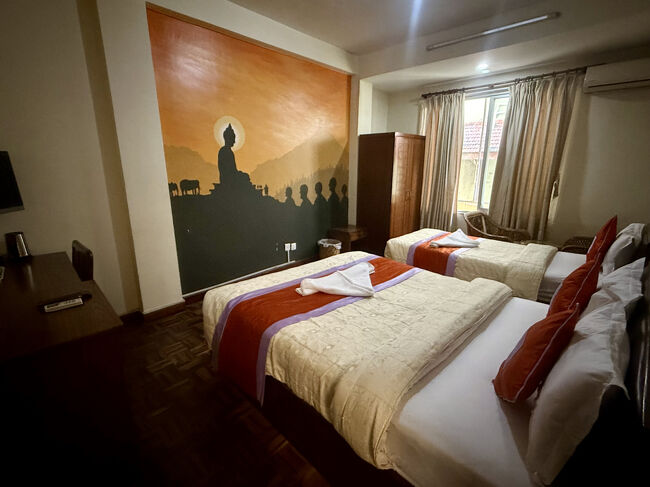 10:20 早くもツインルームに入れました、この価格にしては十分な広さです、ネパールはどこも早めに部屋に入れて助かりました