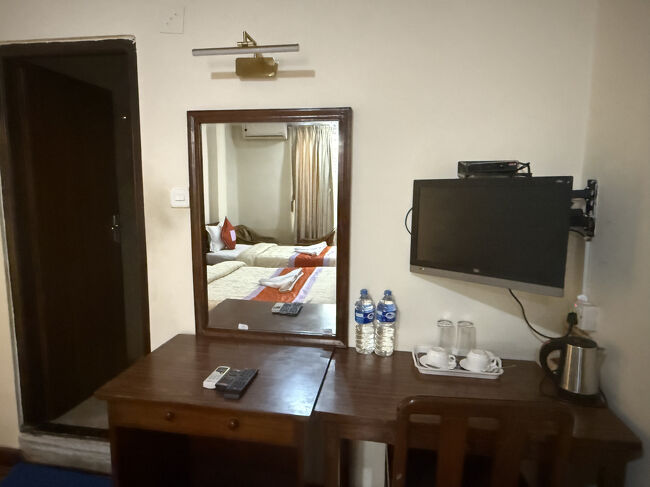 ミネラルウォーターも2本ありました、そういえばネパールでTVをつけたことがない、一度は見ておいても良かったな