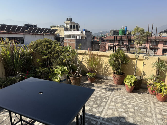 屋上テラスに出てみました、両サイドの風景が見えますが、西側には以前訪れたスワヤンブナート寺院が見えました、遠くには少し雪山も見えていました