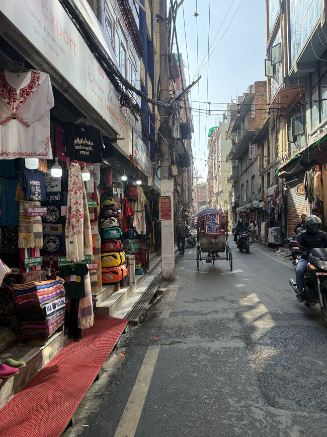 10:45 ホテルのあるタメル地区からダルバール広場へ歩きました、スポーツメーカーのウェアーなどはほぼ偽物が並びます