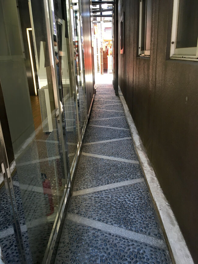 猿が指す先にはビルに挟まれた細い道がありました。<br />猿の近くには、その道が稲荷神社の参道であると書かれていました。<br />