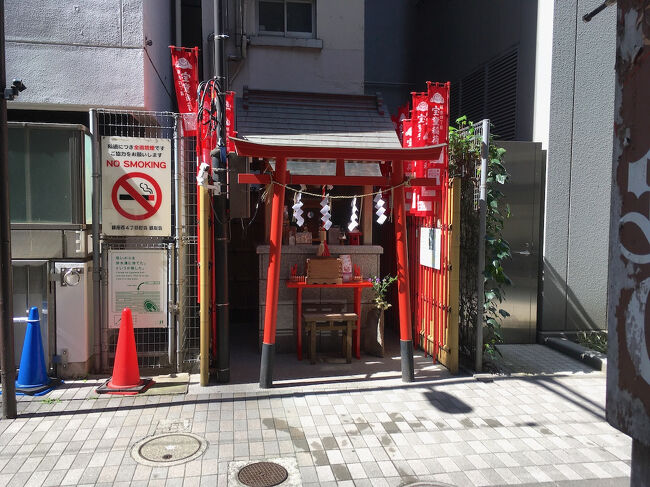 参道を抜けたところにも猿の像がありました。<br />参道の先には朱い鳥居があり、その奥に稲荷神社の祠がありました。<br />