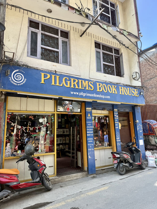 3度目のネパールで初めて気がついた本屋さん<br /><br />タメル地区のChaksibari Marg通りにあります。書籍の品揃えが素晴らしいだけでなく、欲しかったネパール民族音楽のCDでセール価格で山積みしてあったので、希望の品が安くで手に入りました