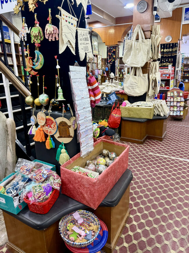 他のいわゆる「ザ・お土産」という感じではない品や、ちょっと変な物もあるので、見ているだけでも楽しめました<br />