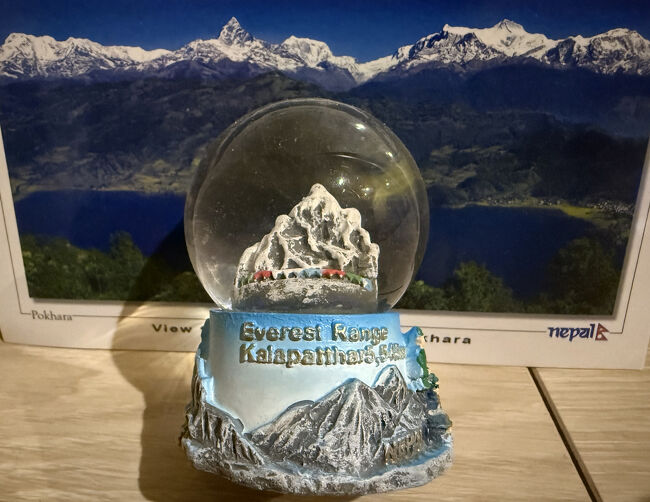 過去2回のネパール旅では見つけられなかったスノードーム(エベレストの山だけでなく、テンジン、ヒラリーの姿、名前も入ってます)もあったので、自分用と親友用に購入しました。しっかりとパッケージもしてもらえました