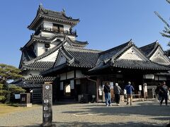 「懐徳館（本丸御殿）」に入ります。入場料は５００円でした。

本丸御殿が天守に接続する形式を残すのは高知城だけであり、江戸時代の姿を今に伝える貴重な遺構になっているということです。