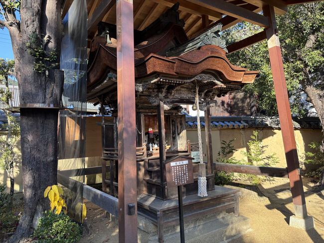 稲荷社<br /><br />中之坊の鎮守神です。小さな社が登録有形文化財に指定されているのは珍しいですね。