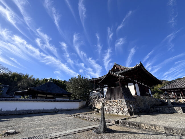 本堂に向かいましょう。澄んだ青空に、放射状に広がる雲がとても綺麗です。<br /><br />