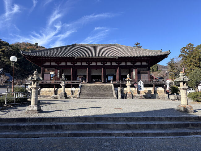 本堂 [国宝]<br /><br />本堂、講堂、金堂の3つを合わせた拝観料が1,000円になります。<br /><br />本堂では、国宝である曼荼羅の写し（重要文化財）や、国宝の曼荼羅厨子、須弥壇などを見て回ります。