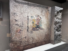 壁画再現模造模写

本物と同じ石材に、女子群像の絵を模写したものです。歴史の教科書などにも掲載される、有名な壁画ですね。