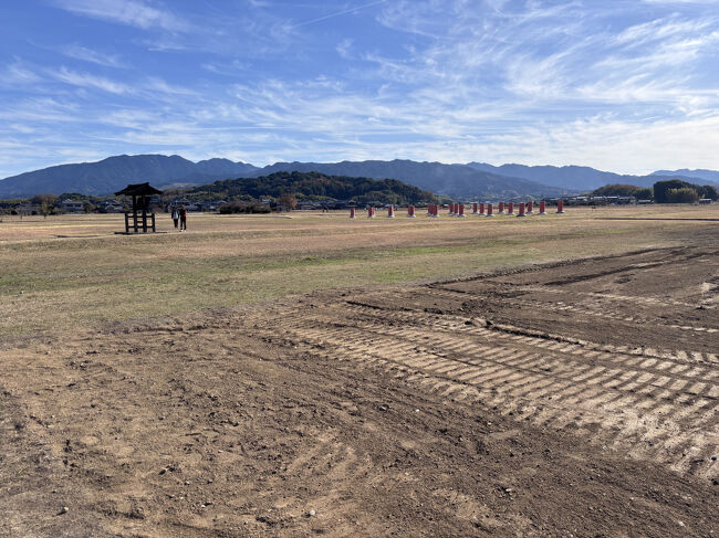 次に奈良県橿原市の藤原京跡へ向かってみます。ここは飛鳥時代の都で、694年から710年まで都が置かれていました。<br /><br />11:50