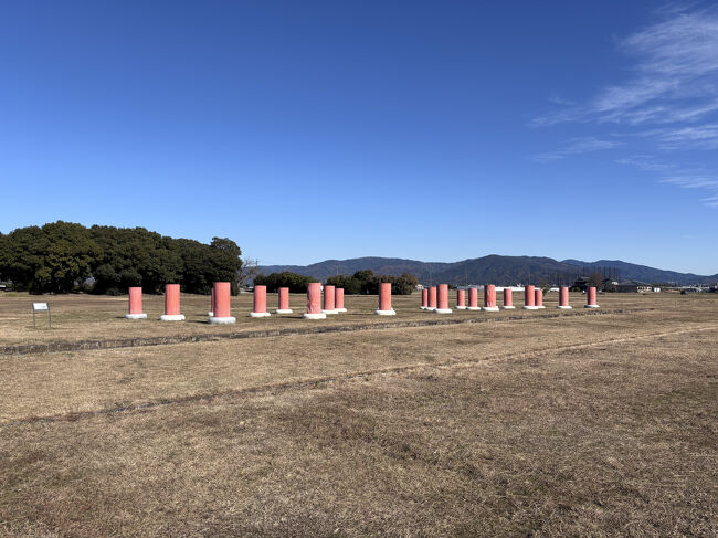 何もない平原に、柱を模した赤いモニュメントが整然と並んでいます。