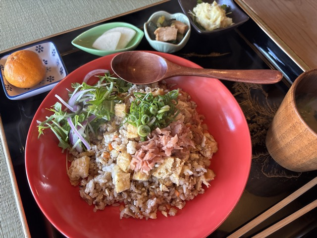 うまぁ～い (≧▽≦)<br /><br />古代米を使った焼き飯なのですが、とても美味しいです。刻んだ漬物と和えて食べるのですが、それがまた絶妙なのです。思わぬ“ベストチャーハン”に出会いました。<br />たかぢは飛鳥自然薯を使ったとろろ丼を注文していましたが、それもとても美味しかったそうです。いいお店を見つけました(^-^)<br /><br />古代米焼き飯定食　1,420円