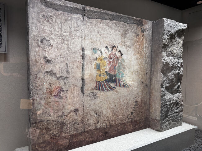 壁画再現模造模写<br /><br />本物と同じ石材に、女子群像の絵を模写したものです。歴史の教科書などにも掲載される、有名な壁画ですね。