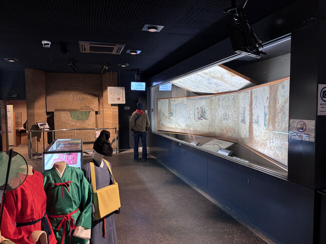 高松塚古墳といえば色彩壁画ですが、本物は別の場所で保管されています。ここでは、その模写を見ることができます。