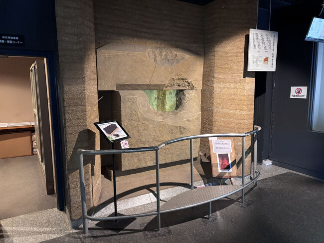 石槨（せっかく）模型<br /><br />発見当時の石槨を再現したものです。盗掘の穴から、内部の現状壁画をのぞき見ることができます。とてもわかりやすい展示ですね。想像していたよりも小さく感じました。