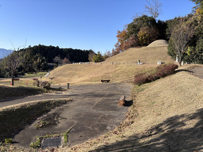 キトラ古墳<br /><br />車で移動して、キトラ古墳に来ました。駐車場や遊歩道がしっかりと整備されています。<br /><br />14:20