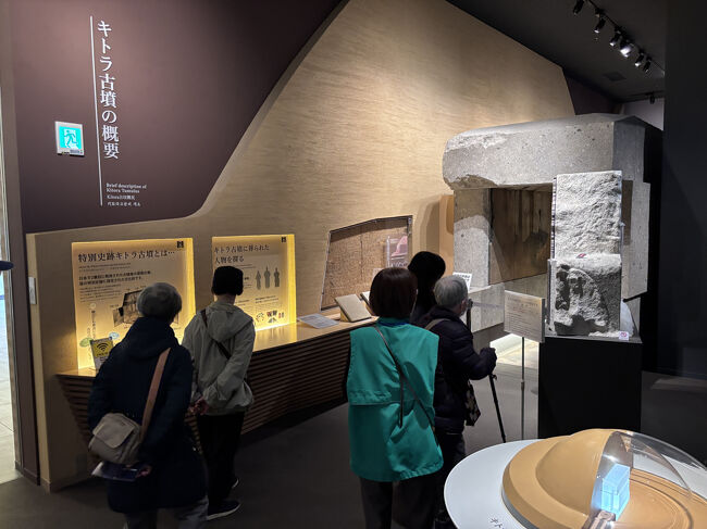 石室のレプリカがあり、中に入ることができます。ボランティアガイドさんに説明をしてもらいます。<br /><br />1階はキトラ古墳壁画の保存管理施設になっており、写真撮影は禁止です。入口には警備員さんもいて、厳重な警備体制が敷かれています。貴重なものが見られるのではと期待が高まります。しかし、中に入ってみると、ガラス越しに暗い部屋の奥に置かれた壁画保管用の箱が見えるだけでした。<br /><br />え？警備員さん、必要ですかね？せめて部屋の電気は点けておいてほしいです(^-^;<br /><br />壁画は年に数回、このガラス越しに公開されるそうです。来月に公開日があるようで、たかぢは「来てみたい」と案内チラシをもらっていました。