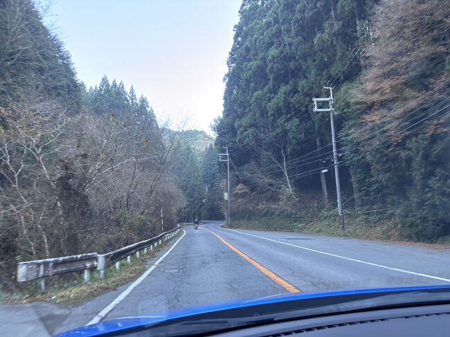 さぁ今夜の宿に向かいましょう。奈良の山奥にある洞川（どろがわ）温泉です。ウネウネ道を走ります。