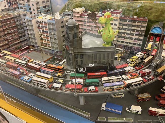 見てるだけで楽しい。何も買わなくてスマン…<br /><br />トラムで西に戻りますかね～