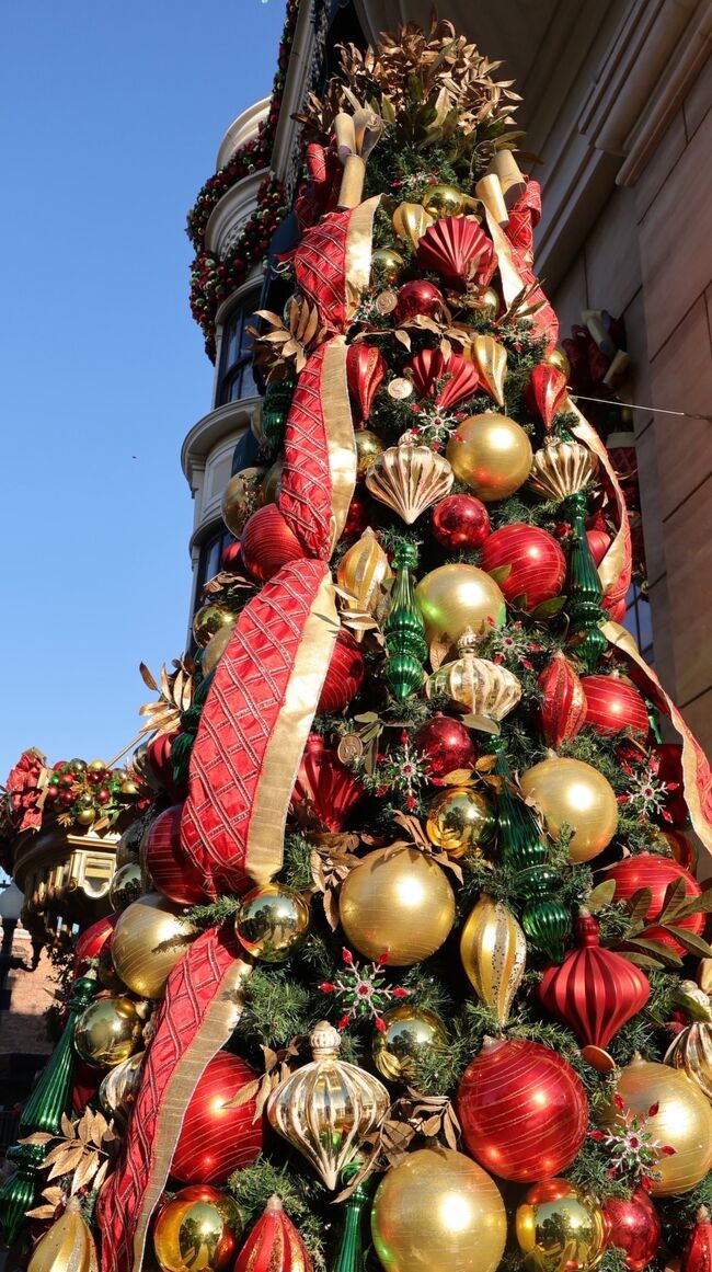 ディズニー内のクリスマス装飾は素敵<br />ここは赤と金色のボールのクリスマスツリー<br />ダッフィー のお店、おじさんの家