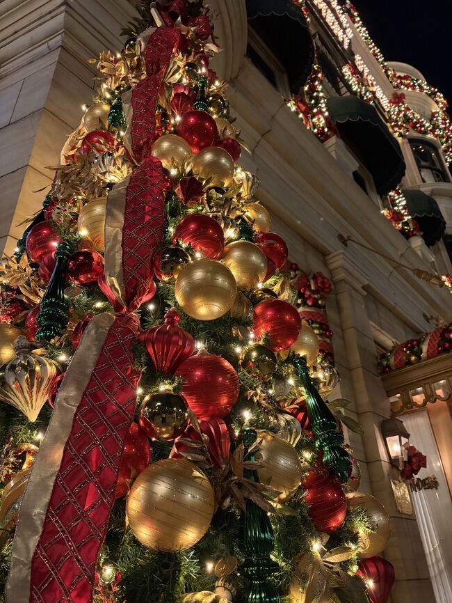 クリスマスツリーは赤もキレイ