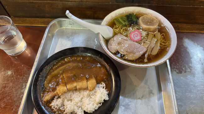 オーダーしたのはカツカレーラーメンセット<br />確か1000円程度お安い。<br />創業当時は出前も多かったせいか、寒い北海道でも冷めにくいようになのか？カレーのお皿は石焼き風に焼かれており、ぐつぐつ煮立っております。<br />ラーメンのスープもとにかく熱い、食べるのに時間が掛かるラーメンでした。