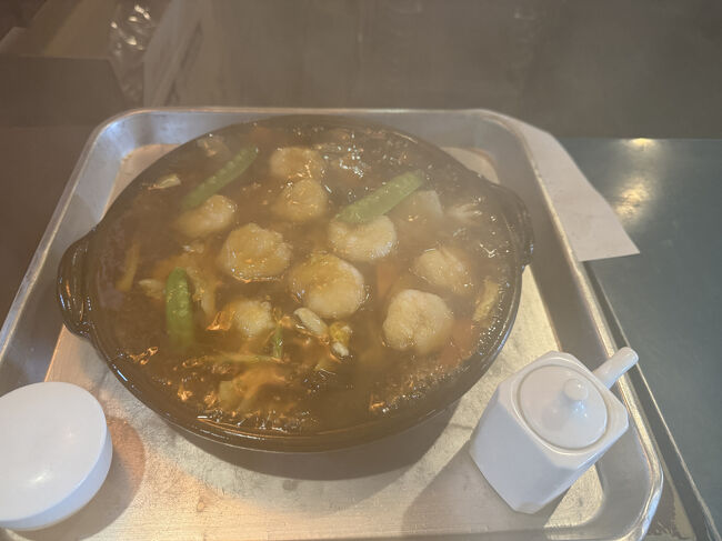 別の日に頂いた名物のあんかけ海老焼きそば。<br />これもぐつぐつしていて、とっても熱い。<br />口の中やけどします。(笑)<br />店内も昭和レトロに造られており、目でも楽しめます。