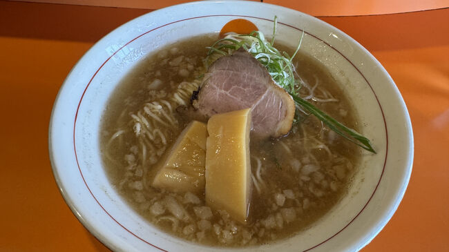 頂いたのは、朝なのに(笑)背脂醤油ラーメン