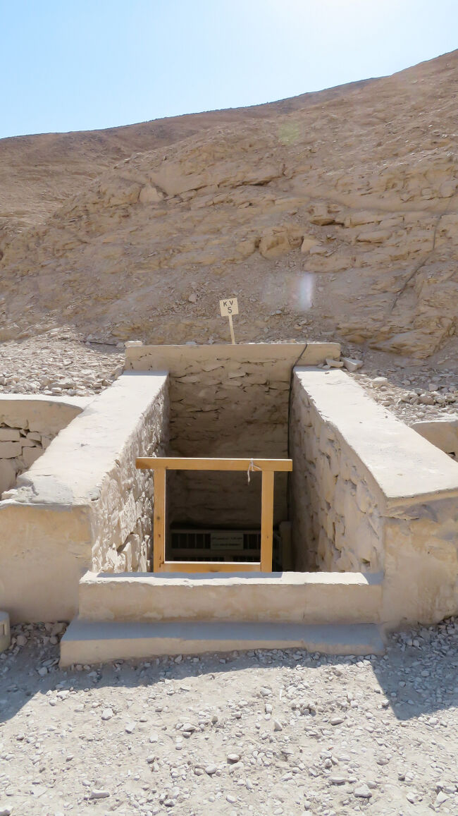 ラムセス４世の墓を出てセティ２世の墓に向かいます。<br />途中にはＫＶ５と記された墓が。数字の５は発見された順を表しているのだそうです。<br />ただ、いまだに埋葬されているのが誰なのか特定されていないので、記号のままなのだそうです。