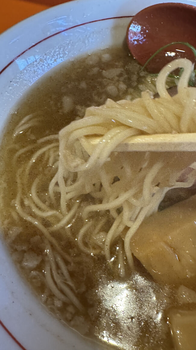 背脂はさほど多くなく、脂もしっかり煮だされてるので思いのほかあっさりと戴けます。