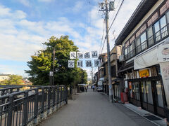 高山の名物、宮川の朝市。