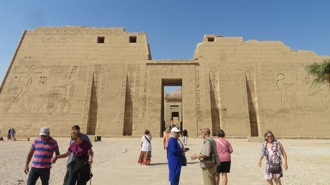 第１塔門が姿を現しました。<br />両サイドのレリーフは、ラムセス３世が敵を討つ姿だそうです。