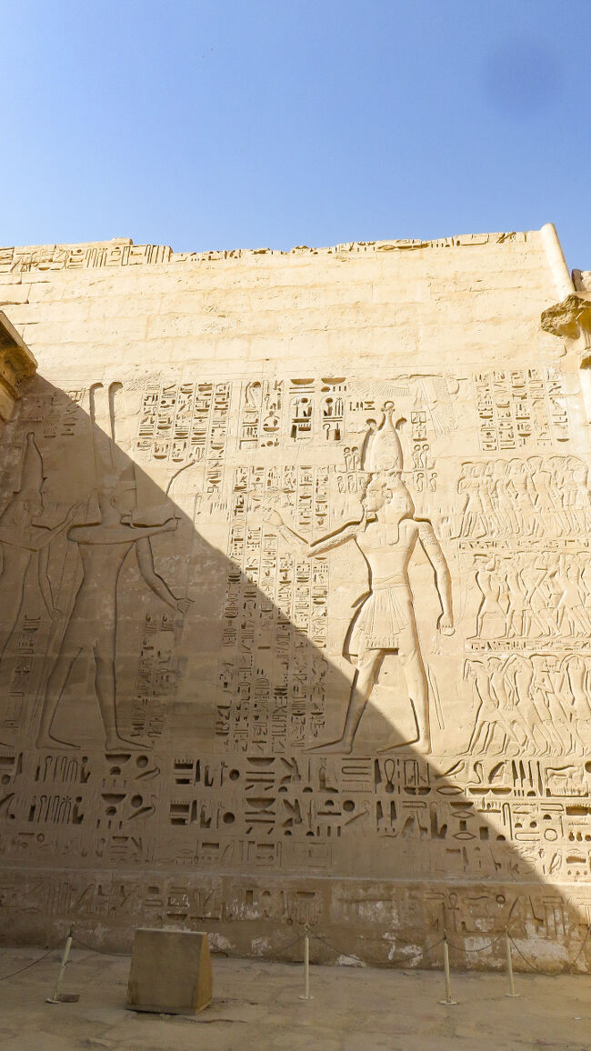 こちらは戦うラムセス３世のレリーフでしょうか。