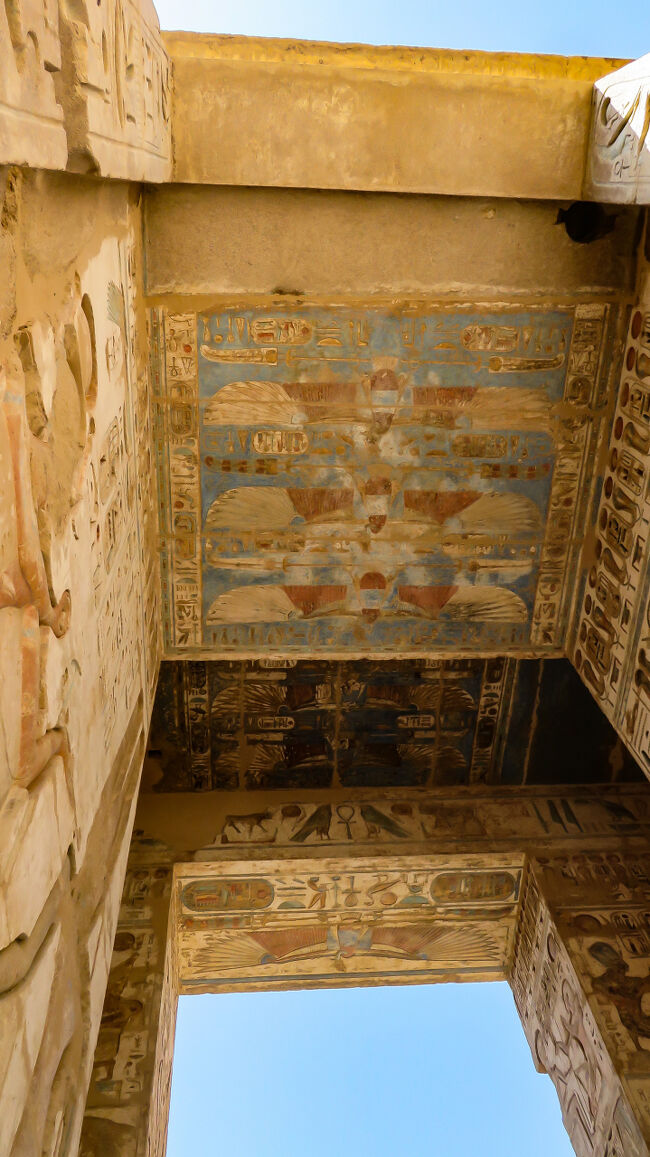 天井にはネクベト神の絵があります。